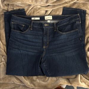 Universal Thread Mid Rise Women’s Dark Blue Capri Stretch Jeans